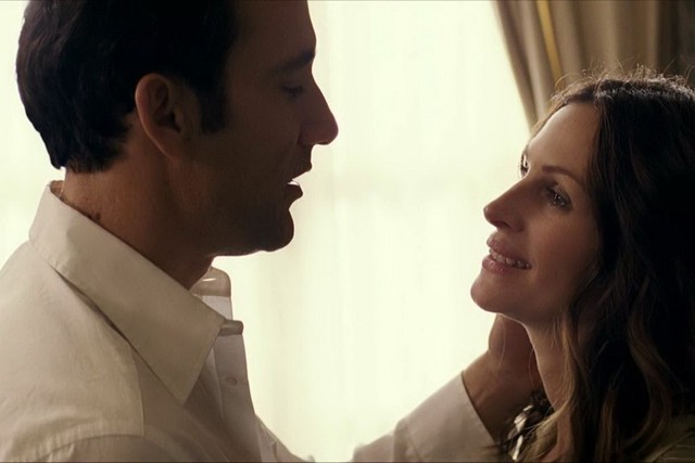 Julia Roberts & Clive Owen trong Duplicity (2009): “Người đàn bà đẹp” rất thích ăn món bánh kẹp phết bơ lạc, và điều đó khiến các bạn diễn của Julia Roberts không thích hôn cô chút nào. Clive Owen là người đã lên tiếng sau khi anh đóng chung với Roberts trong tác phẩm giật gân - lãng mạn Duplicity. Sau khi biết sự không thoải mái của Owen, nữ diễn viên đã chủ động ăn thêm kẹo bạc hà sau mỗi lần dùng món bánh ưa thích của mình.