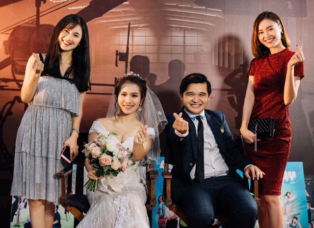 Diễn viên Oanh Kiều điệu đà với váy xếp tầng, chụp ảnh cùng cô dâu, chú rể và đồng nghiệp Lan Ngọc.