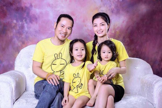 Nghệ sĩ hài Vượng Râu khá hiếm hoi khi chia sẻ hình ảnh về gia đình riêng. Trong một tấm hình được anh tiết lộ, khán giả được biết chân dung bà xã Thu Hiền cùng hai cô công chúa đáng yêu.