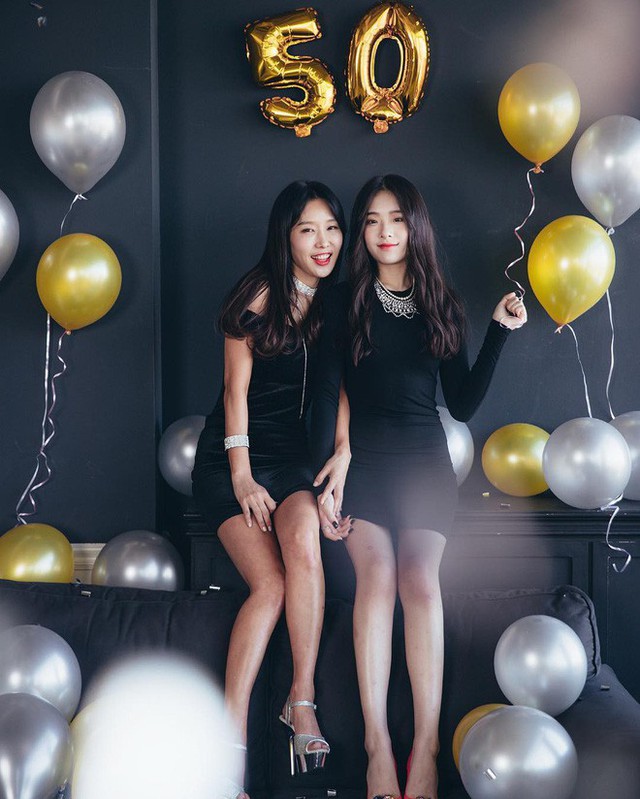 Lee Soo Jin và con gái trong bữa tiệc mừng sinh nhật khi bước sang tuổi 50. (Ảnh: Instagram)