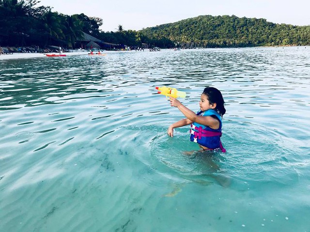 N&agrave;ng c&ocirc;ng ch&uacute;a nhỏ tinh nghịch hơn cả con trai. Jennifer Phạm tiết lộ, t&iacute;nh c&aacute;ch của b&eacute; Na rất hiếu động, th&iacute;ch quậy ph&aacute; nhưng vẫn nghe lời bố mẹ.