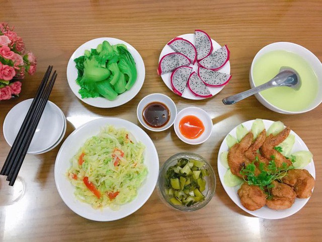 Đây là bữa cơm 38k của cô nàng Thùy Trang, cô nàng nói mua cánh gà 32k, còn 6k mua gia vị bột tẩm chiên các kiểu, rau quả thì bà ngoại tài trợ.
