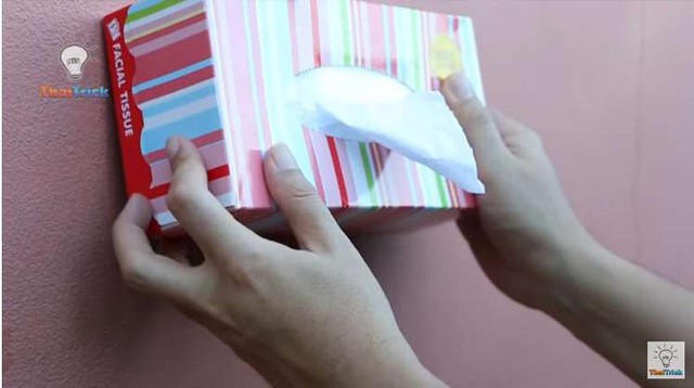 Nếu muốn, bạn c&oacute; thể treo hộp khăn giấy l&ecirc;n tường. (Ảnh: thaitrick)