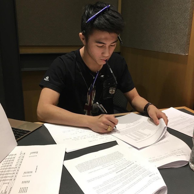 Hình ảnh Mario Ho ôn tập chăm chỉ trước kì thi.