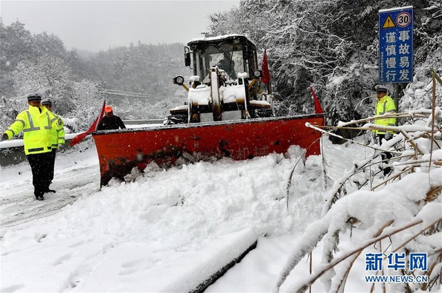 Hàng loạt tuyến đường cao tốc tại các tỉnh Giang Tây, An Huy, Giang Tô và Hà Nam phải tạm ngừng hoạt động để các nhân viên và phương tiện dọn tuyết làm nhiệm vụ. Ảnh: Xinhua.