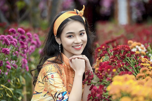 Vừa học tập như bao học sinh kh&aacute;c, vừa hoạt động nghề mẫu, Ngọc Anh cho biết c&ocirc; sắp xếp lịch tr&igrave;nh hợp l&yacute;. Mặc d&ugrave; vậy, Ngọc Anh vẫn gặp một số kh&oacute; khăn. May mắn b&ecirc;n cạnh em c&oacute; những người bạn tốt. Ở lớp, c&ocirc;ng việc chung c&oacute; bạn Trang (B&iacute; thư lớp) gi&uacute;p đỡ em rất nhiều. Hai ch&uacute;ng em c&ugrave;ng chia sẻ c&ocirc;ng việc cho nhau để tập thể lớp c&ugrave;ng ph&aacute;t triển.