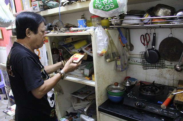 T&ocirc;i sống một m&igrave;nh, th&iacute;ch l&agrave;m g&igrave; l&agrave;m, thoải m&aacute;i viết nhạc m&agrave; kh&ocirc;ng ai l&agrave;m phiền - nhạc sĩ Vinh Sử chia sẻ. Trước đ&acirc;y, &ocirc;ng bị ung thư trực tr&agrave;ng, sau một thời gian điều trị sức khoẻ đ&atilde; tạm ổn định. Căn nh&agrave; Vinh Sử đang sinh sống từng được ca sĩ Đ&agrave;m Vĩnh Hưng kết nối với đ&agrave;i truyền h&igrave;nh sơn sửa, t&acirc;n trang lại v&agrave;o năm 2015. Song do &ocirc;ng sống một m&igrave;nh, kh&ocirc;ng c&oacute; người thường xuy&ecirc;n dọn dẹp n&ecirc;n kh&ocirc;ng gian hơi bề bộn.