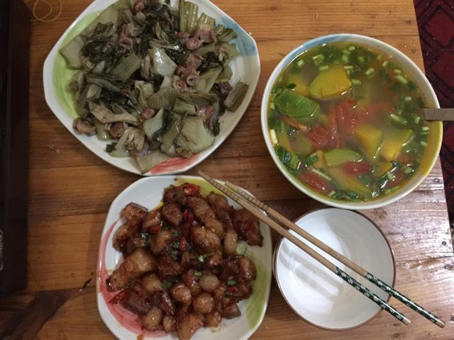 Chị Huyền Trang thì chia sẻ mâm cơm chưa đến 50k của mình.