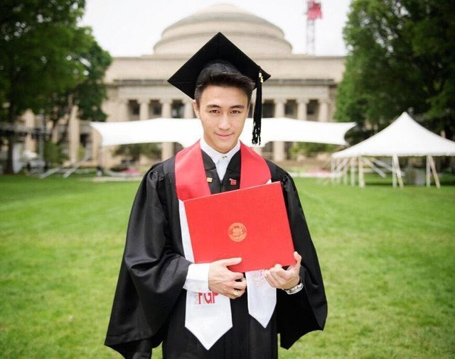 Mario Ho nhận bằng tốt nghiệp thạc sĩ tài chính tại Học viện MIT.