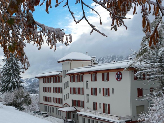 Trường Mỹ Leysin g&oacute;p t&ecirc;n v&agrave;o danh s&aacute;ch những trường sang chảnh nhất thế giới với mức học ph&iacute; hơn 68.000 bảng/năm c&ugrave;ng cơ sở vật chất hiện đại, cung cấp cho học sinh cuộc sống sinh hoạt tiện nghi, phục vụ học tập tốt nhất. Tại đ&acirc;y, c&aacute;c em c&oacute; thể tham gia nhiều loại h&igrave;nh thể thao như bơi lội, ch&egrave;o thuyền, b&oacute;ng bầu dục, trượt tuyết. Ng&ocirc;i trường th&agrave;nh lập năm 1961 n&agrave;y từng l&agrave; nơi học tập của nhiều th&agrave;nh vi&ecirc;n thuộc gia tộc gi&agrave;u c&oacute; bậc nhất thế giới Rockefeller v&agrave; Vanderbilt c&ugrave;ng ho&agrave;ng gia Ả Rập. Hiện tại, Leysin c&oacute; từ 320 đến 345 học sinh. Ảnh: Facebook.