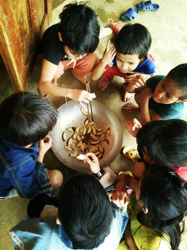 Nhiều cháu áo không đủ ấm, bữa ăn còn nhiều khó khăn. Các cô phải vận động thêm các mạnh thường quân hỗ trợ thêm bữa ăn cho các cháu