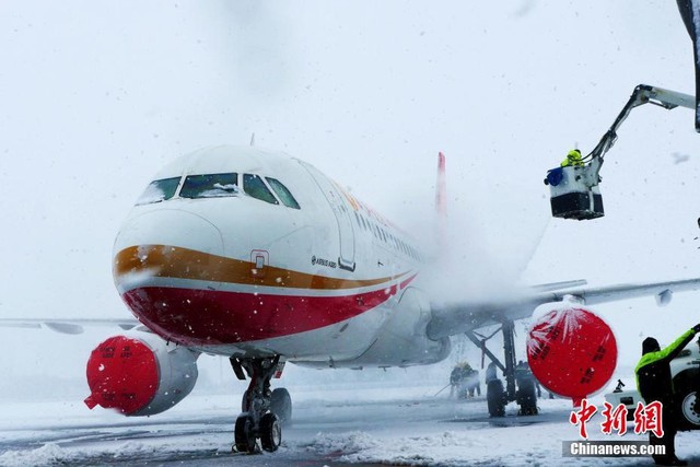 Ít nhất 3 sân bay phải đóng cửa vì tuyết rơi, bao gồm sân bay Khúc Phụ ở tỉnh Sơn Đông, sân bay Tây Quan và sân bay Tân Kiều ở tỉnh An Huy. Hình trên được chụp tại sân bay Tân Kiều ngày 4/1. Ảnh: China News.