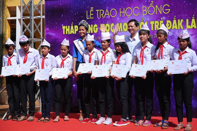 Hoa hậu đã trao học bổng cho các em học sinh của 3 ngôi trường. Cô hứa sẽ luôn đồng hành cùng các em.