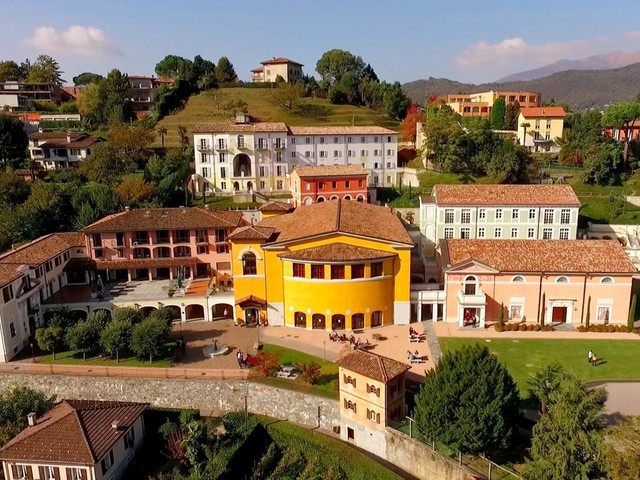 Trường Mỹ TASIS th&agrave;nh lập năm 1956 hiện c&oacute; 720 học sinh. Ng&ocirc;i trường nổi tiếng bởi chất lượng giảng dạy c&ugrave;ng học ph&iacute; đắt đỏ: 66.457 bảng/năm. TASIS nằm ở khu vực miền n&uacute;i, cạnh hồ Lugano. Học sinh được sống trong k&yacute; t&uacute;c x&aacute; sang trọng, đậm chất nghệ thuật thuộc c&aacute;c t&ograve;a nh&agrave; x&acirc;y dựng từ thế kỷ XVII. Trường đ&agrave;o tạo chương tr&igrave;nh cấp bằng t&uacute; t&agrave;i quốc tế, ch&uacute; trọng nghệ thuật với hơn 20 chương tr&igrave;nh thuộc c&aacute;c thể loại kịch, &acirc;m nhạc, nghệ thuật thị gi&aacute;c. H&agrave;ng năm, học sinh tham gia biểu diễn tại Lễ hội Nghệ thuật M&ugrave;a xu&acirc;n c&ugrave;ng c&aacute;c nghệ sĩ danh tiếng. C&aacute;c em cũng được h&ograve;a m&igrave;nh v&agrave;o những hoạt động ngo&agrave;i trời theo m&ugrave;a. Ảnh: TASIS.