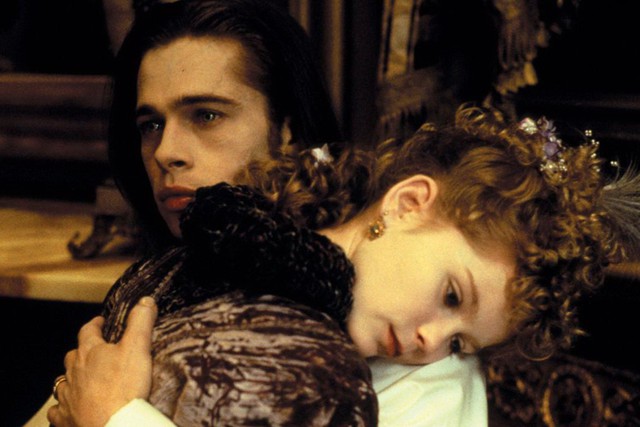 Kirsten Dunst & Brad Pitt trong Interview with the Vampire (1994): Brad Pitt là tài tử điển trai hàng đầu Hollywood trong suốt hai thập kỷ qua. Nhưng Kirsten Dunst phải hôn anh khi cô chỉ mới 11 tuổi lúc đóng bộ phim ma cà rồng kinh điển năm 1994. “Đó là một trải nghiệm ghê rợn. Thật kỳ quặc nếu tôi tỏ ra phấn khích khi được hôn Brad Pitt. Lúc ấy, tôi còn quá nhỏ bé”, nữ diễn viên hồi tưởng.