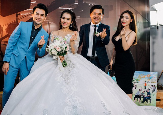 Nam Cường và diễn viên Thiên Thủy cũng góp mặt trong dàn nghệ sĩ dự đám cưới tối 7/1.