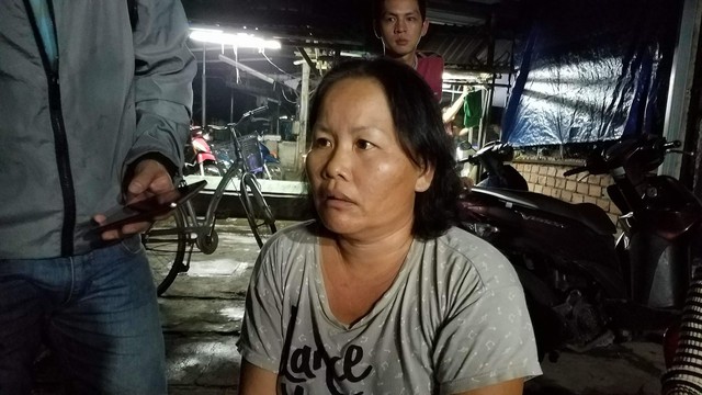 Bà Nguyễn Thị Niềm kể lại sự việc. Ảnh: Tứ Quý.