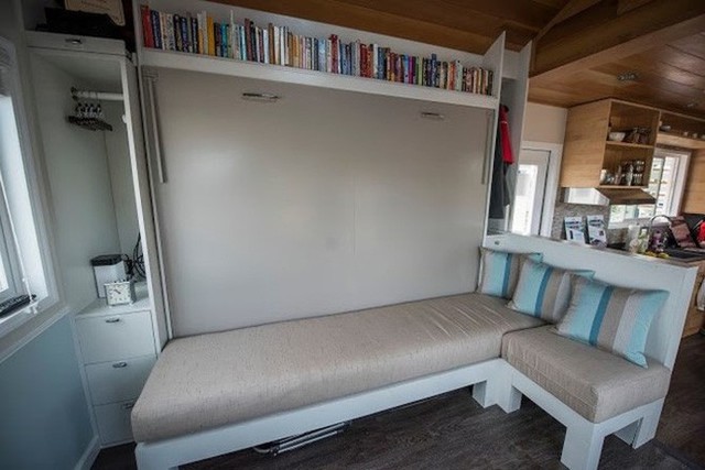 Tận dụng giường gấp là ý tưởng phù hợp với ngôi nhà mini như thế này. Đây là nơi nghỉ ngơi và thư giãn đọc sách sau ngày làm việc mệt mỏi.