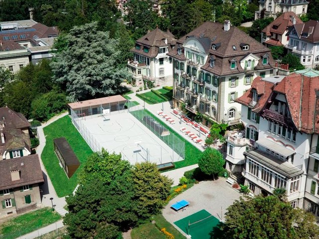 Với học ph&iacute; từ 56.048 đến 60.852 bảng/năm, trường quốc tế Brillantmont xếp thứ 10 trong danh s&aacute;ch trường tốt c&oacute; học ph&iacute; cao nhất thế giới. Ng&ocirc;i trường th&agrave;nh lập năm 1882 hiện l&agrave; nơi học tập của 150 học sinh. Trường cho ph&eacute;p học sinh tham gia c&aacute;c kỳ thi chuẩn Anh, Mỹ ngay tại Thụy Sĩ. Brillantmont tạo điều kiện để người học tham gia c&aacute;c hội thảo TEDx, tổ chức Hỗ trợ Gia cư hoặc cử c&aacute;c nh&oacute;m học sinh gi&uacute;p đỡ c&aacute;c gia đ&igrave;nh kh&oacute; khăn x&acirc;y dựng nh&agrave; cửa. Ngo&agrave;i ra, trường cung cấp nhiều hoạt động ngoại kh&oacute;a kh&aacute;c như cưỡi ngựa, yoga, tập Pilates, vẽ, nhiếp ảnh. Ảnh: Brillantmont.