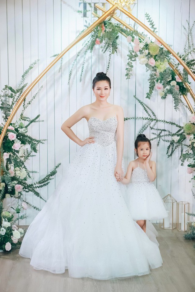 Bà xã Huy Khánh cùng con gái diện váy đôi trắng muốt.