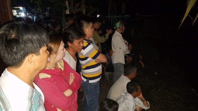 Người dân tập trung theo dõi vụ việc