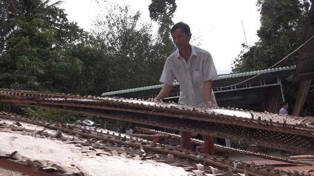 Những ngày giáp Tết, đến làng bánh tráng Thuận Hưng thì đâu đâu cũng thấy những hàng vỉ bánh tráng đang phơi để chuẩn bị tung ra thị trường