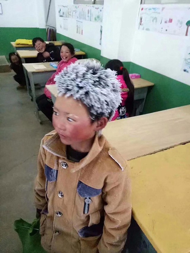 Bức ảnh Wang Fuman đi học với m&aacute;i t&oacute;c bị đ&oacute;ng băng.