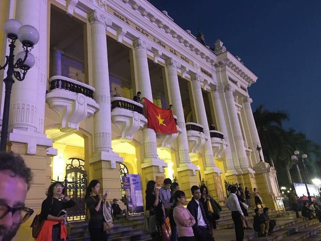 
Người dân tập trung về khu vực hồ Hoàn Kiếm-Nhà hát Lớn để ăn mừng chiến thắng của đội tuyển U23 VN. Ảnh Đỗ Quyên.
