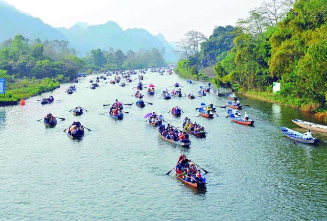 Du khách đi đò trên suối Yến