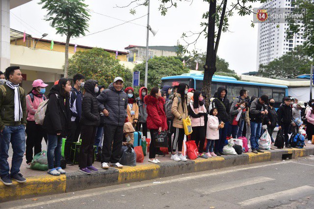 Khu vực bến xe Giáp Bát có rất đông hành khách vừa mới từ quê lên sau kỳ nghỉ lễ