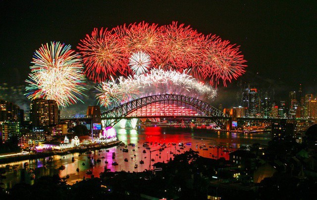 M&agrave;n tr&igrave;nh diễn ph&aacute;o hoa ho&agrave;nh tr&aacute;ng ở cầu cảng Sydney trong đ&ecirc;m giao thừa