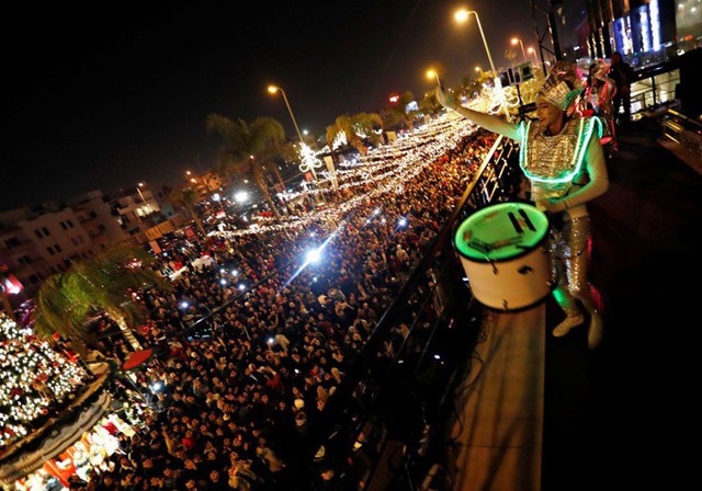 Đ&aacute;m đ&ocirc;ng ch&agrave;o năm mới tại Cairo, Ai Cập. Ảnh: Reuters.