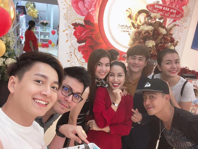 Đến chung vui với Ốc Thanh Vân còn có nhiều bạn bè thân thiết trong showbiz như Ngô Kiến Huy, vợ chồng Kha Ly - Thanh Duy, Ái Châu...