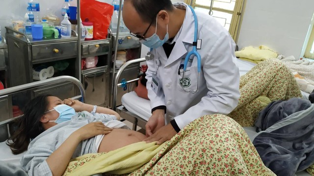 
Bệnh nhân mang thai 25 tuần mắc sởi được khám, điều trị tại khoa Truyền nhiễm, Bệnh viện Bạch Mai.
