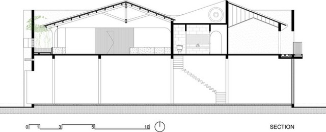 Ngôi nhà tọa lạc trên một miếng đất rộng 300 m2 tại xã Phước Tỉnh, huyện Long Điền, tỉnh Bà Rịa Vũng Tàu. Không gian chia thành hai phần rõ rệt: tầng một tận dụng mặt tiền giáp đường lớn được dùng làm nơi kinh doanh gạo, tầng hai là không gian sống của gia đình gồm một cặp vợ chồng và hai đứa con.