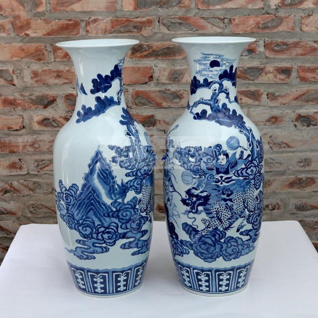 Cặp lục bình gốm sứ bắt mắt tại Bát Tràng.