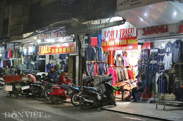 
Tết Nguyên đán đang đến gần, ở khu vực phố cổ Hà Nội những ngày này, các hộ kinh doanh, buôn bán đã bắt đầu treo biển giảm giá rầm rộ để thu hút người dân mua sắm dịp cuối năm.
