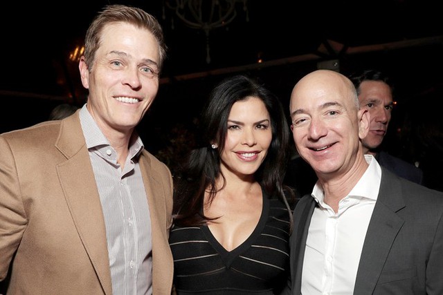 Jeff Bezos (phải), Lauren Sanchez (giữa) và Patrick Whitesel. Ảnh: People.