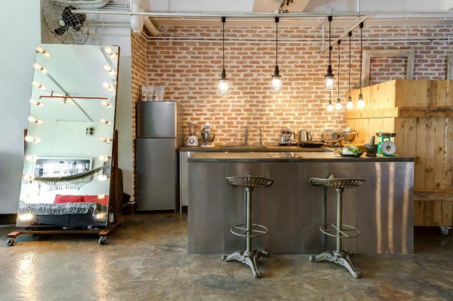 
Những căn bếp mang phong cách công nghiệp thích hợp nhất với những không gian mở.
