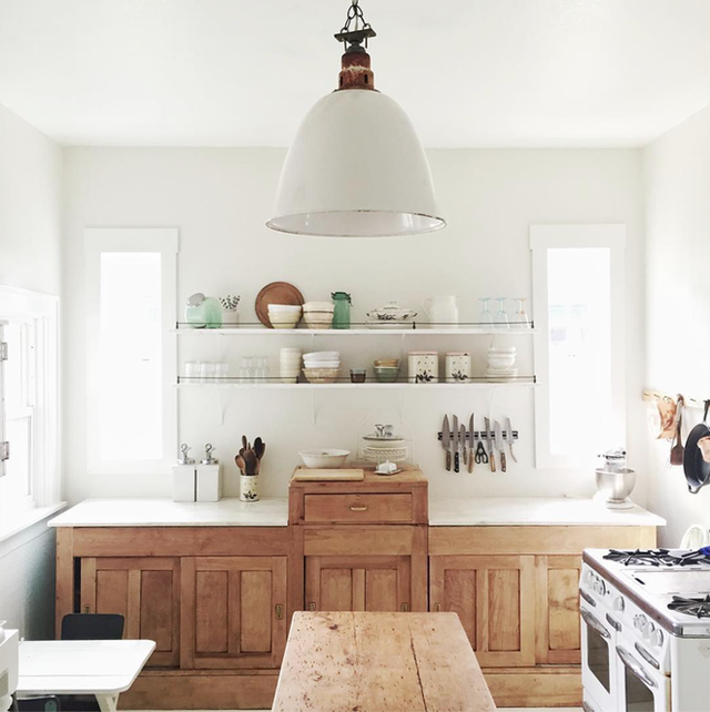 
Việc kết hợp giữa chất liệu gỗ tự nhiên và sử dụng gam màu trắng làm chủ đạo cho căn bếp nhỏ của gia đình luôn tươi sáng.
