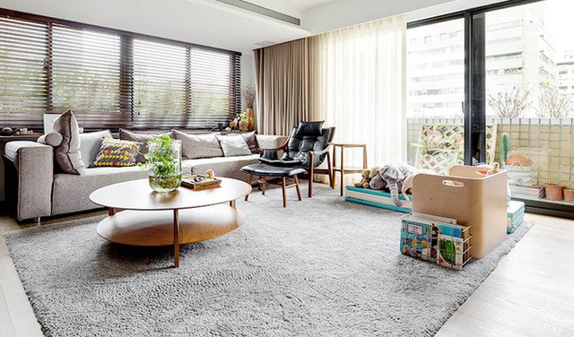 
Không gian tiếp khách được chủ nhân của căn hộ thiết kế lắp đặt sàn gỗ, bộ bàn ghế gỗ được đan xen với chất liệu da một cách khéo léo.
