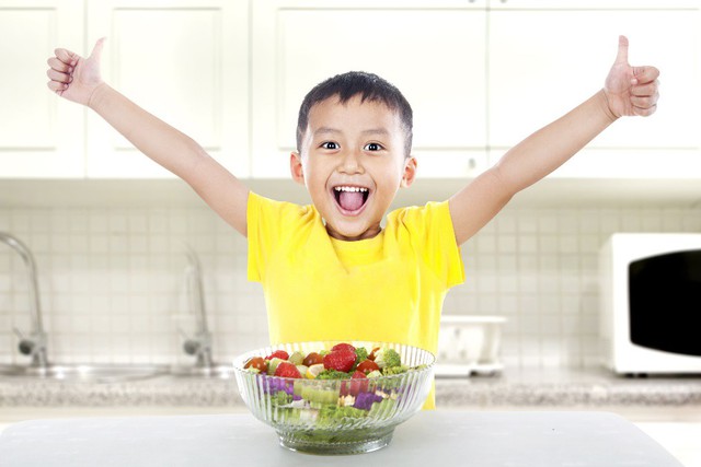 Rau củ và trái cây rất tốt cho hệ miễn dịch của trẻ.