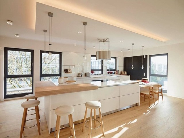 
Một loạt cửa sổ kính được thiết kế cung cấp lượng ánh sáng tự nhiên dồi dào cho căn bếp nhỏ của gia đình.
