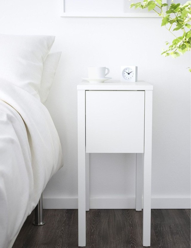 
Phòng ngủ màu trắng theo phong cách Scandinavia chính là sự tối giản và gọn gàng. Chính vì vậy, bạn nên biết tiết chế trong việc trang trí đồ nội thất cho căn phòng.
