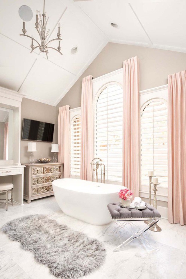 
Căn phòng tắm đẹp hút hồn với nội thất tinh tế cùng với nét dịu dàng của mẫu rèm cửa sắc hồng phấn.
