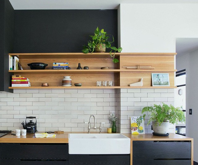 
Những mảng tường đen góp phần tạo điểm nhấn cho căn bếp gia đình thêm ấn tượng.
