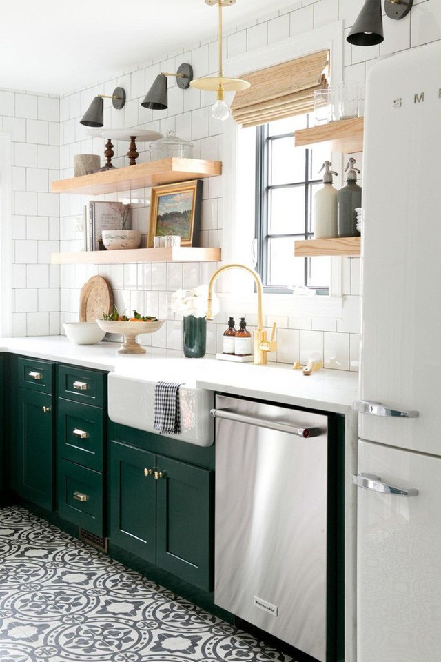 
Bạn cũng có thể tự tay sơn màu cho bộ tủ bếp gia đình để chúng trông nổi bật hơn bên trong không gian nấu nướng này.
