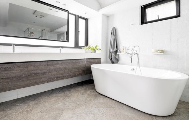 
Phòng tắm được bố trí điểm nhấn từ tủ gỗ gắn tường cùng đá lát sàn với màu tương đồng với màu gỗ.

