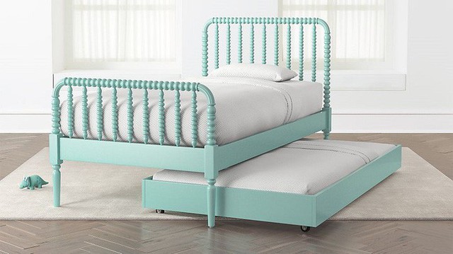 
Các tông màu pastel sẽ giúp căn phòng ngủ màu trắng của con bạn trở nên thú vị hơn.
