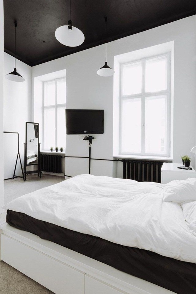 
Một phòng ngủ hiện đại với tường trắng có lẽ không làm bạn ngạc nhiên. Đồ nội thất của bạn sẽ có thể là màu đen hoặc xám. Sau đó, bạn có thể phối với chất liệu gỗ cho phù hợp.
